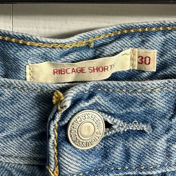 Levi’s Ribcage Shorts - Picture 3 of 3